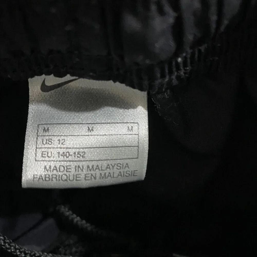 Nike Shorts kids size medium 12 black cargo‎ 24-28 x 9